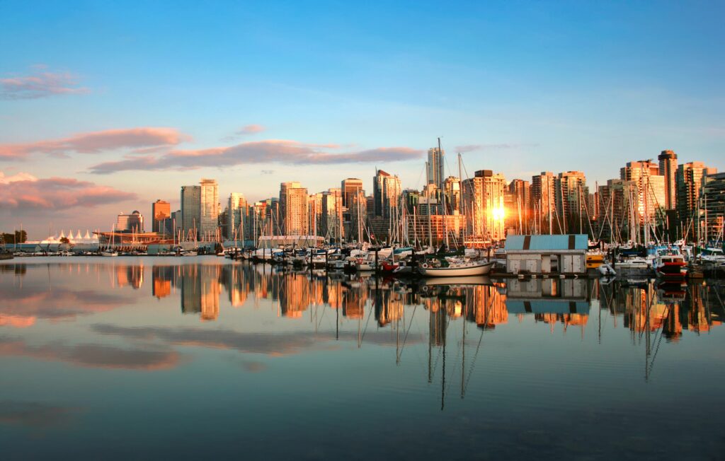 Die-Skyline-von-Vancouver-im-Licht-der-Abendsonne-Vancouver-Stadtbeschreibung